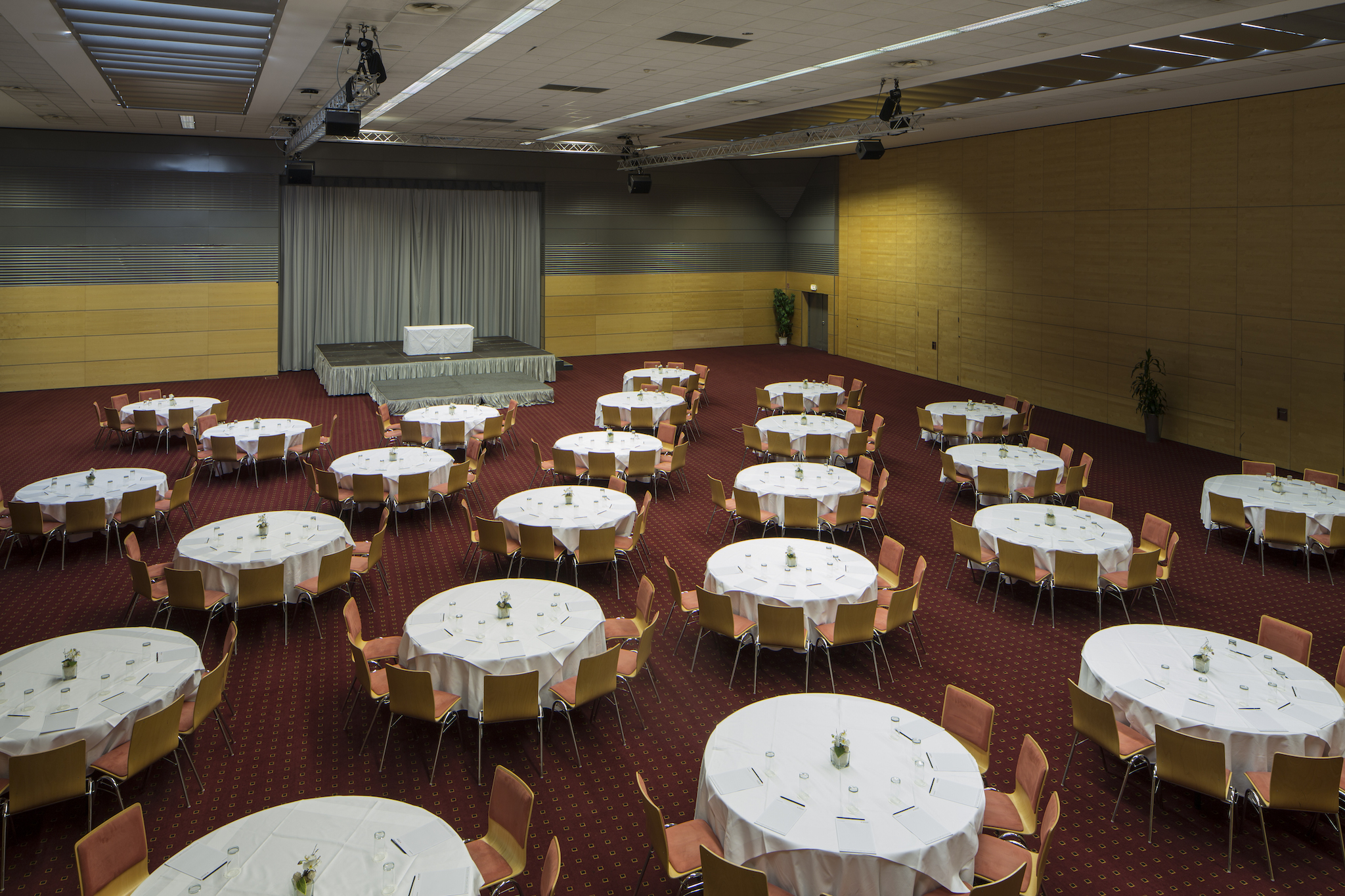 Seminar room Europa 4 with round tables |  Eventhotel Pyramide in Vienna
