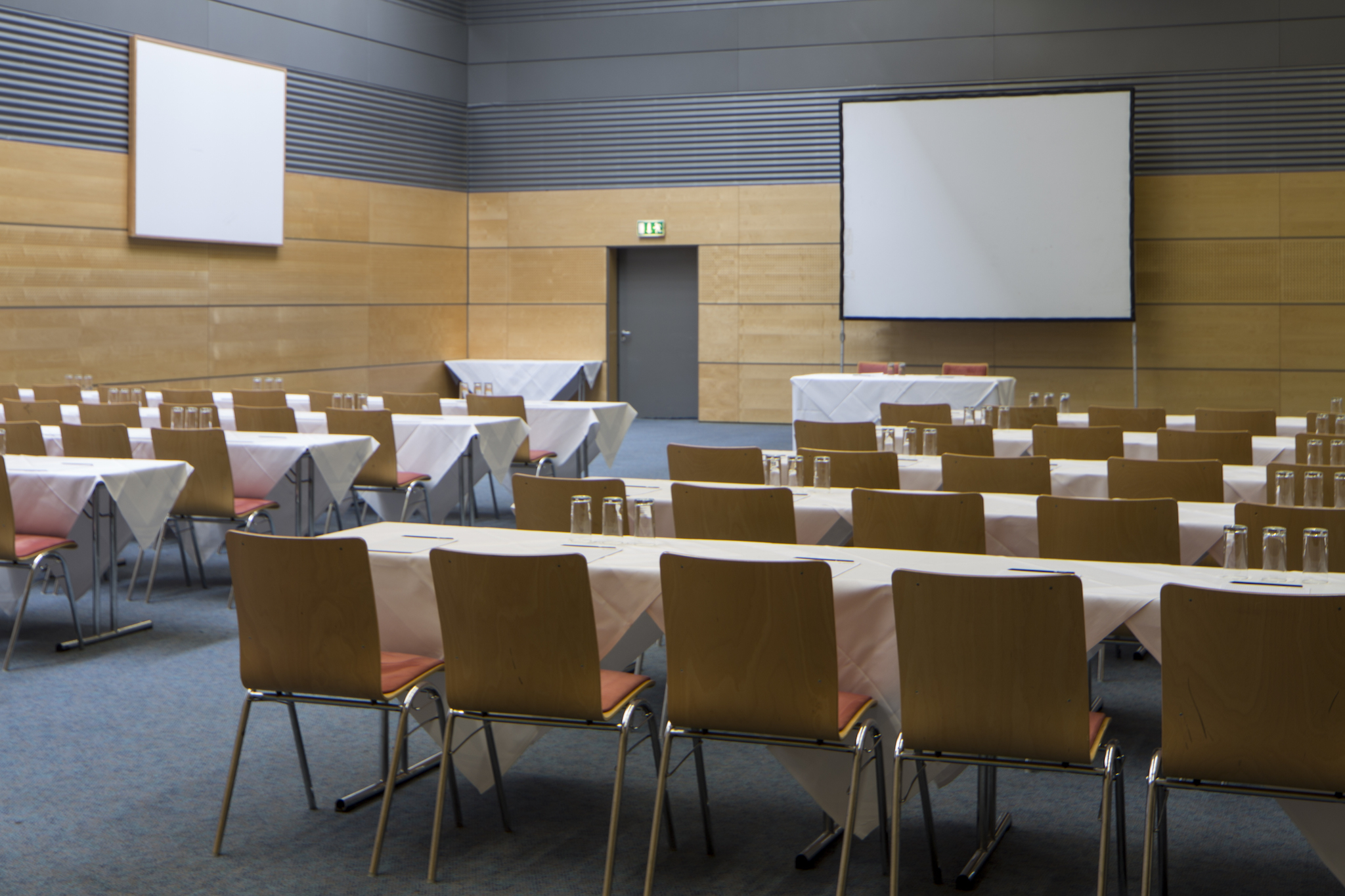 Seminar room Europa 6 with screen |  Eventhotel Pyramide in Vienna
