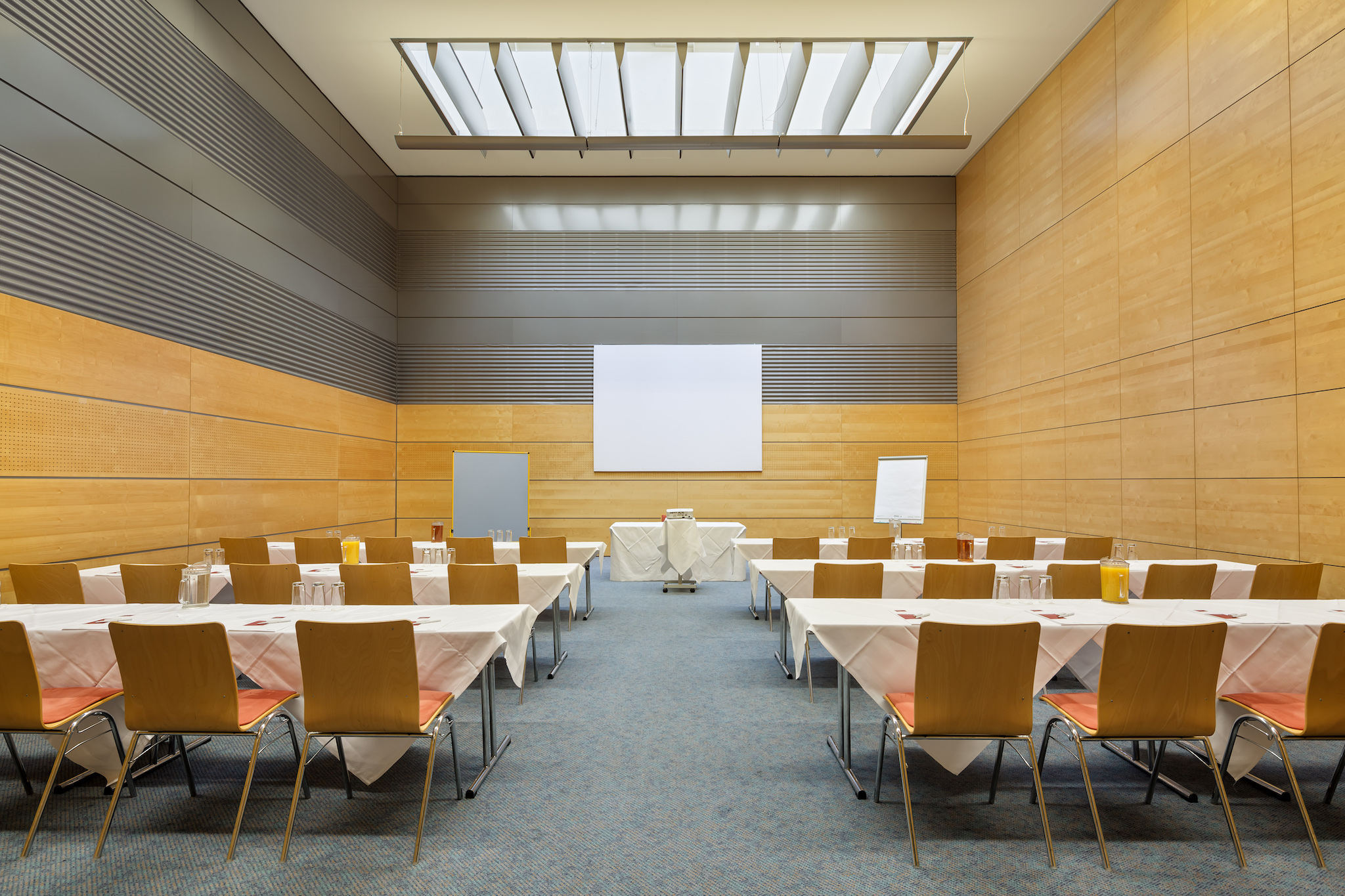 Seminar room Europa 7 with screen |  Eventhotel Pyramide in Vienna