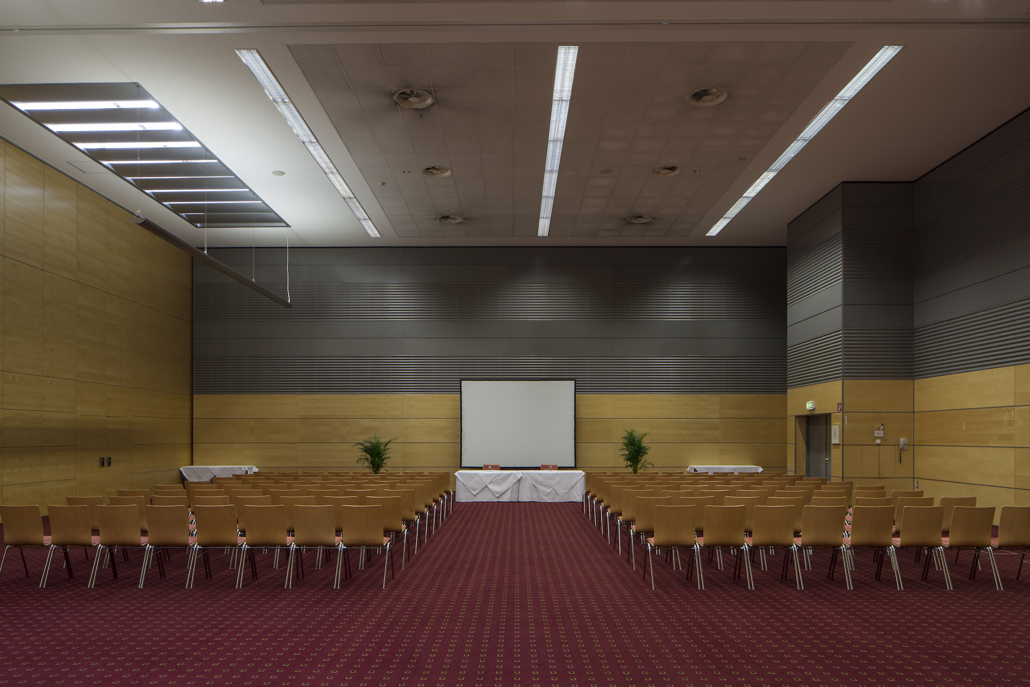 Seminar room Europa 2+3 with screen | Eventhotel Pyramide in Vienna